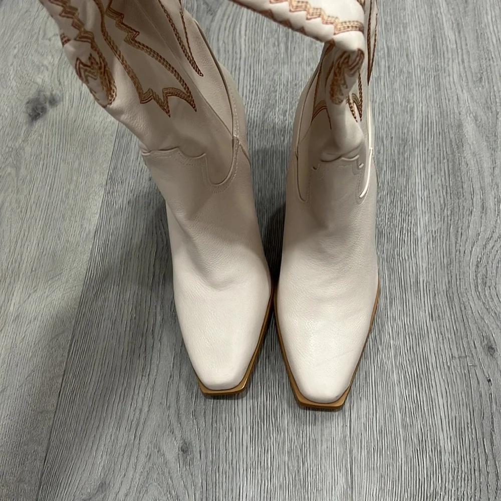 BILLINI: CALVIN BOOT -IVORY size 5 Nwob